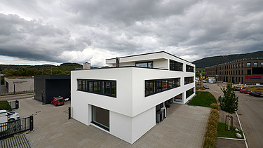 Foto der Gebäudeecke mit Blick auf den Hof