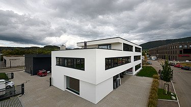 Foto der Gebäudeecke mit Blick auf den Hof