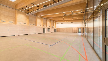 Innenaufnahme Mehrzweckraum mit Holzdecke