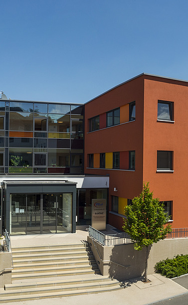 Foto des Eingangsbereichs von der Straße her kommend