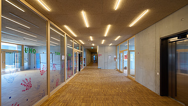 Foto Innenbereich KiTa mit langem Flur