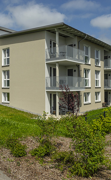 Foto von außen mit 2 Gebäudeteilen 