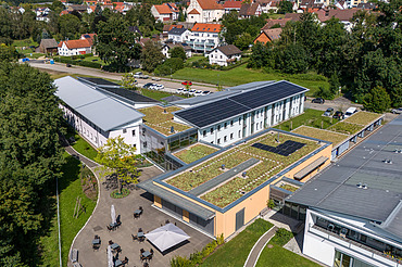 Drohnenbild eines Altenheim mit mehreren Gebäuden und Freifläche