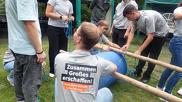 Foto von jungen Menschen, die ein Floß bauen