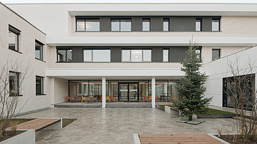 Foto eines Innenhof mit Weihnachtsbaum