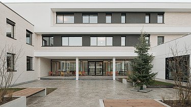 Foto eines Innenhof mit Weihnachtsbaum