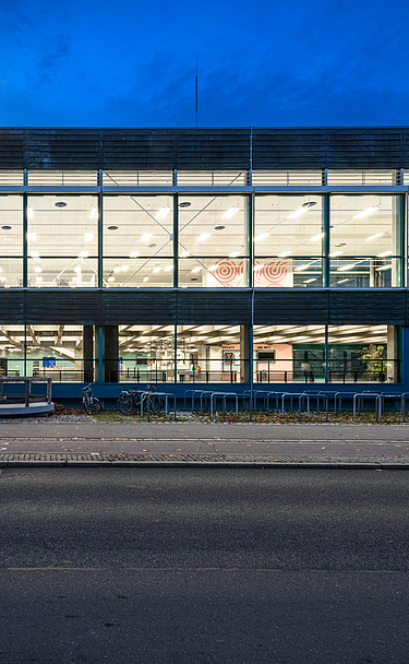 Foto Frontalansicht Gebäude hell beleuchtet in der Dämmerung