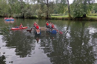 Foto von jungen Menschen auf einem gebauten Floß auf dem Neckar
