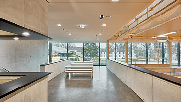 Foto Innenaufnahme Galerie der Sporthalle mit Sichtbeton