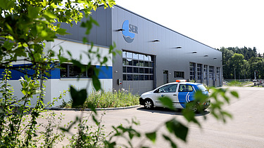 Foto mit Blick auf die Betriebshalle mit großen Rolltoren