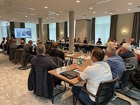 Foto im Tagungsraum mit Teilnehmern