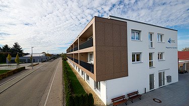 Foto von der Straße aus mit Gebäudeeck