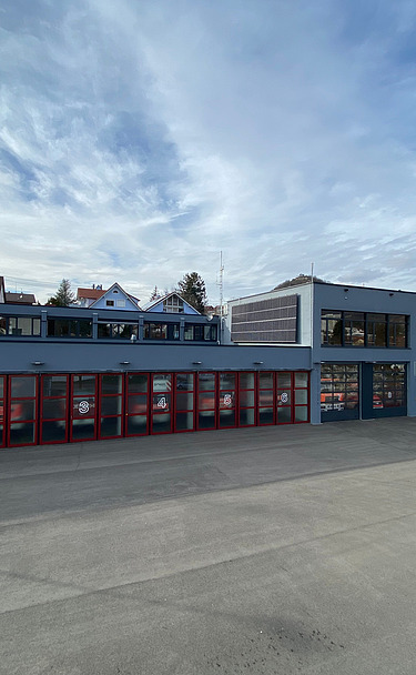 Foto Jugendzentrum von außen mit großem Vorplatz und Bahnschienen an der Seite