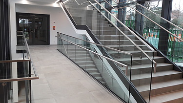 Foto Innen mit Flur und Treppenaufgang