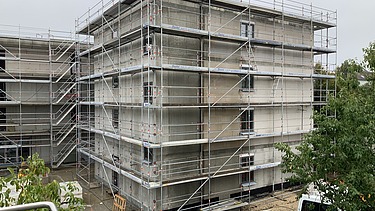 Foto von einem Gebäudeteil, das eingerüstet ist