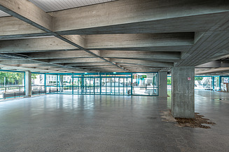 Innenaufnahme Eingangshalle mit Betondecke und Pflasterboden