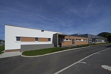 Außenaufnahme Gebäude von der Straße aus
