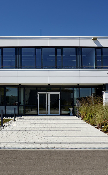 Foto auf Eingangsbereich mit Straße und Weg