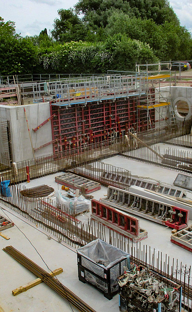 Bild RÜB im Bau, eingeschalte Wände