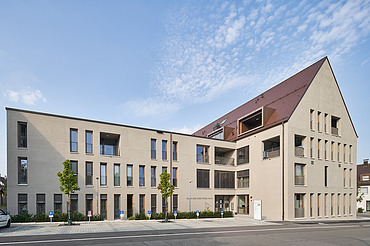 Foto Außenansicht Gebäude mit Eingang und Parkplätzen