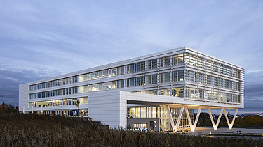 Foto Gebäude mit V-Stützen im Eingangsbereich bei Abendstimmung