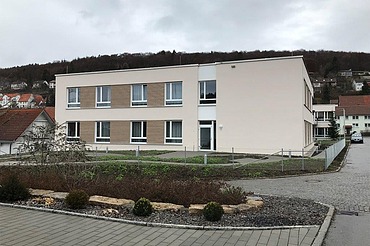 Foto Gebäudeecke mit Straße und Garten