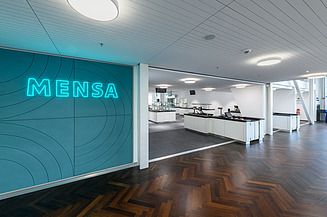 Innenaufnahme Mensa mit dunklem Parket und Schriftzug Mensa