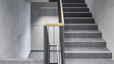 Foto Innenaufnahme Treppenhaus mit Sichtbeton