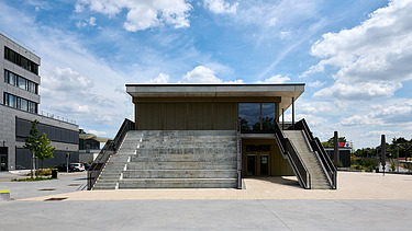 Foto auf breite Außentreppe zum Jugendzentrum