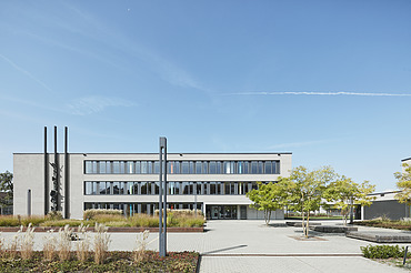 Foto Gebäude mit Vorhof und Bäumen 