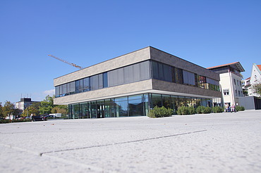 Foto vom Boden aus aufgenommen mit Blick auf Gebäude