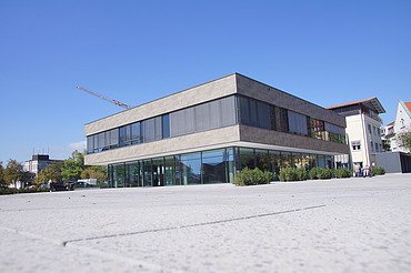 Foto vom Boden aus aufgenommen mit Blick auf Gebäude