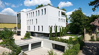 Außenaufnahme Gebäude mit Einfahrt Tiefgarage
