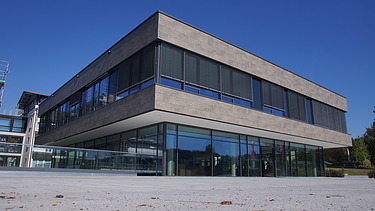 Foto vom Boden aus aufgenommen mit Blick auf Gebäude