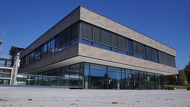 Foto vom Boden aus aufgenommen mit Blick auf Gebäude