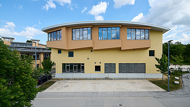 Foto auf Gebäudeansicht vom Parkplatz aus