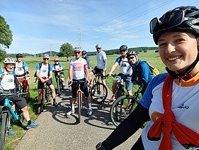 Selfie von Menschen auf ihren Fahrrädern und Trikots