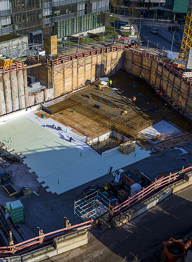 Foto einer Baugrube, bei der Bohrpfähle zu erkennen sind