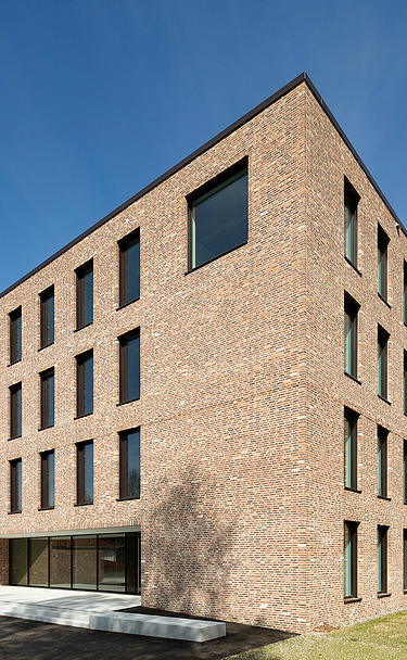 Foto von Seitenansicht mit Klinkerfassade