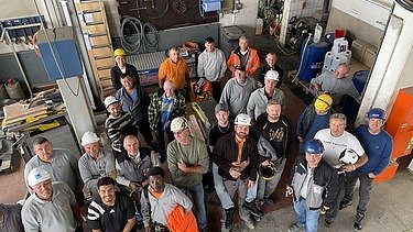 Gruppenfoto von oben mit Teilnehmern des Sicherheitstags