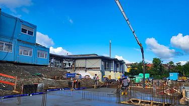 Foto während die Bodenplatte betoniert wird