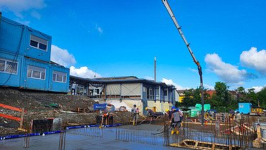 Foto während die Bodenplatte betoniert wird