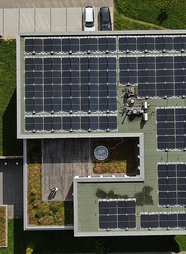 Drohnenbild mit einer Ansicht eines Daches, auf dem PV-Module installiert sind