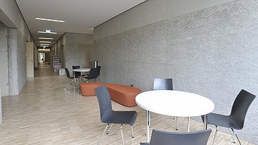 Foto Flur mit Sichtebton und Sitzgelegenheiten