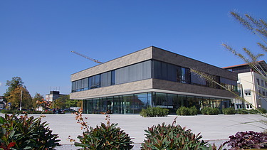 Foto vom Boden aus aufgenommen mit Blick auf Gebäude