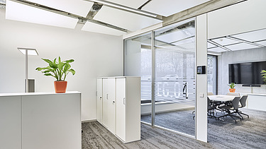 Foto Innenaufnahme Büro mit Teppichboden und Glastrennwand