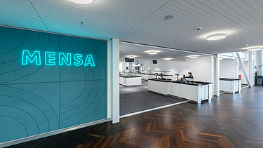 Foto Eingangsbereich zu den Kassen und Ausgabestationen der Mensa