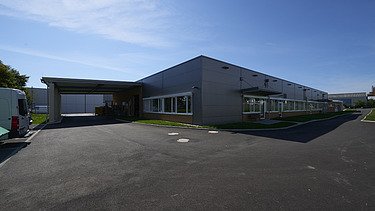 Außenaufnahme mit Eingang Logistikbereich