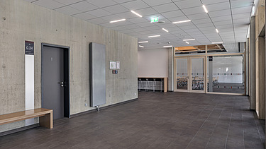 Foto Innenbereich Schulgang mit Sichtbeton