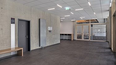 Foto Innenbereich Schulgang mit Sichtbeton